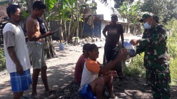 Menikmati Kopi Dijeda Pekerjaan Fisik TMMD Bojonegoro